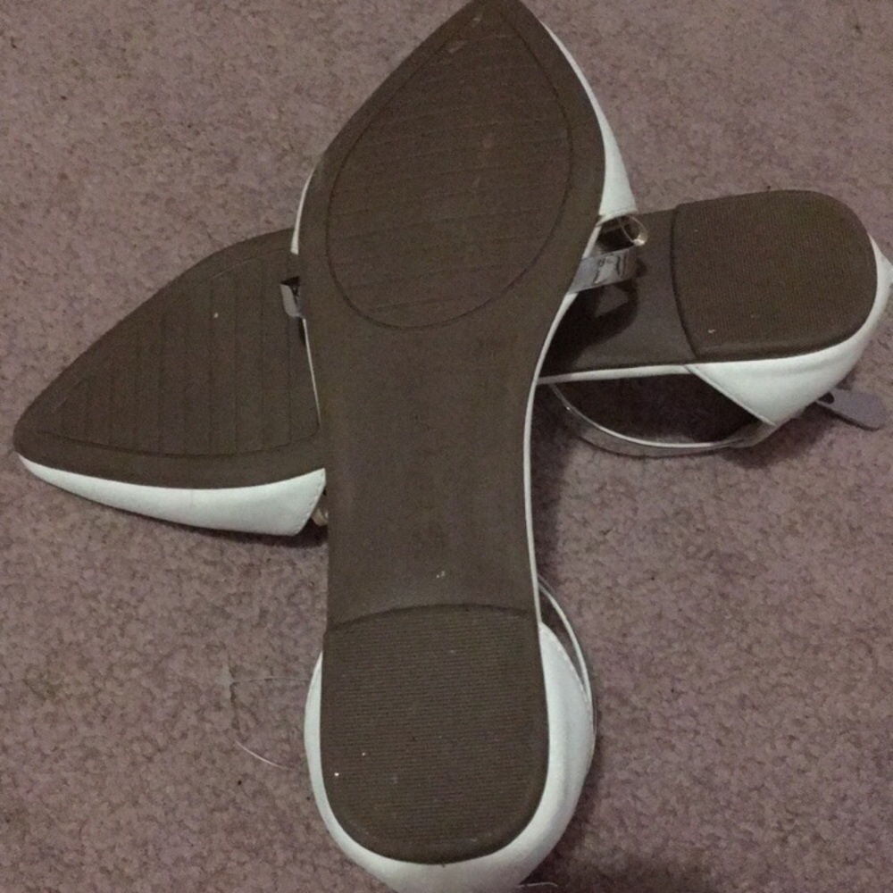 Gorgeous white pointed toe flats with silver Halo strap - Picture 3 of 4